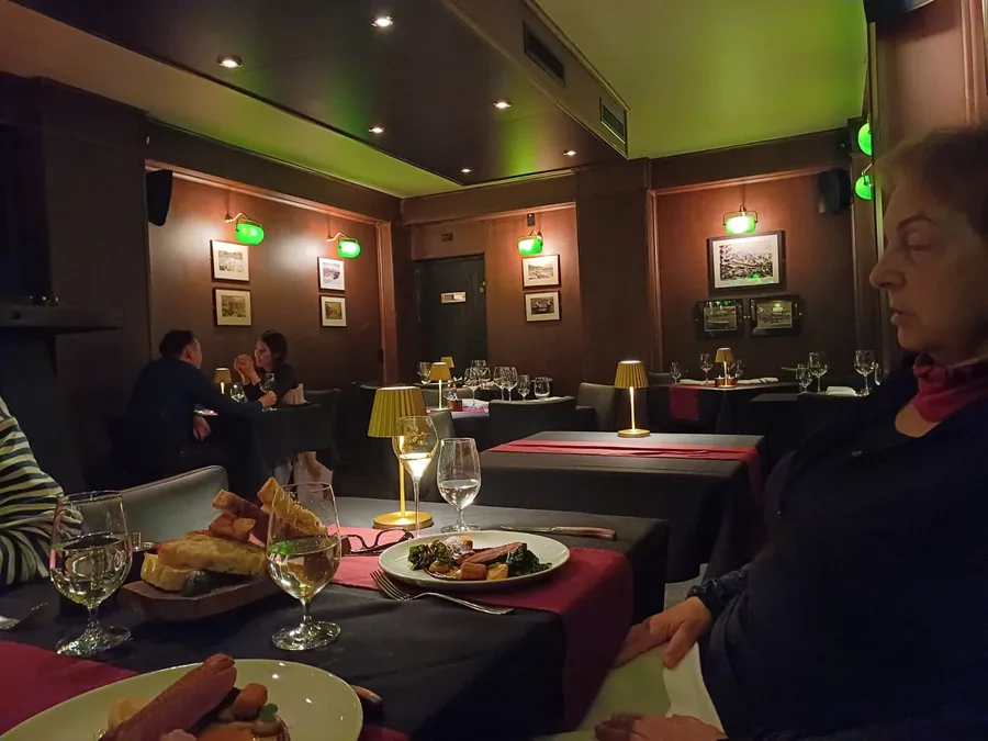 Přijeli jsme do svého "jezerního" hotelu Garden Court až o půl deváté večer (celodenní cestovatelská šichta!)...tak rychle na večeři...a neplánovaně jsme našly zážitkovou restauraci The Bunker...doběhl nás ještě jeden člen skupiny, Jan z Brna (cestuje sám, je takový zvláštní..., ale dobře na povídání), tak jsme si to užili ve třech ...hořela tam polena v mohutném krbu a jídla byla opravdu skvělá, víno též..a pak ještě dopít vínko na terase a...dobrou noc!