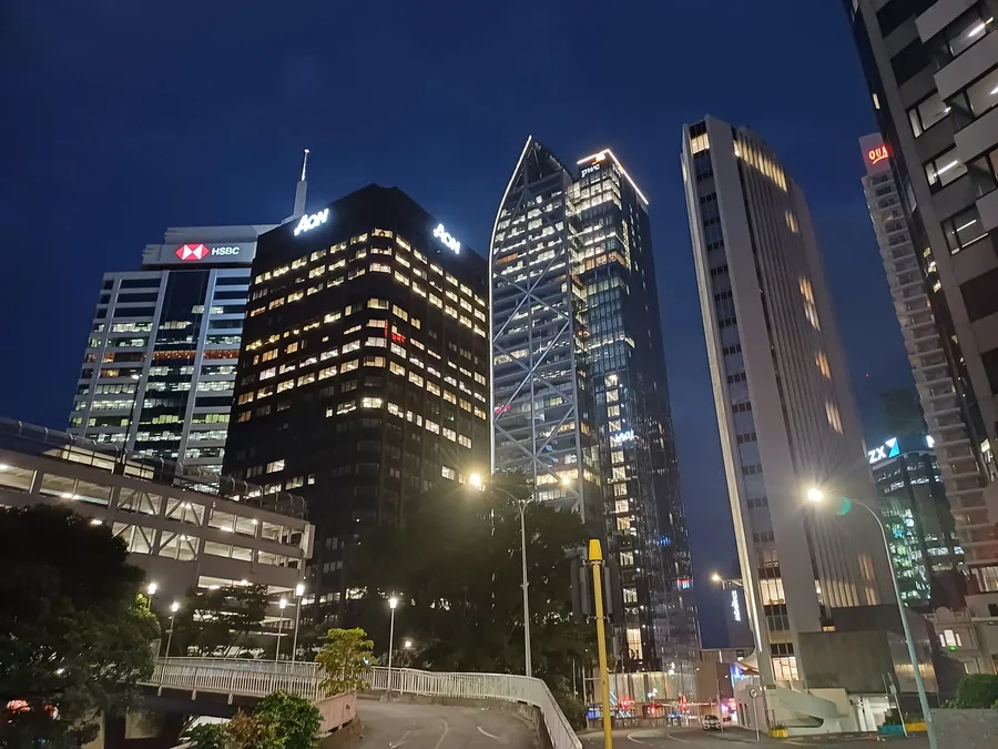 Večer jsme dorazili do Aucklandu ..veliké pokoje v hotelu President...a hned vyrazili na večerní procházku...viděli jsme velmi moderní část .. je báječné střídat přírodní krásy s takovými městy jako Christchurch, Queenstown, Wellingtonu a teď největší město NZ ..vlastně se mi moc líbí mrakodrapy, zvláště rozsvícené